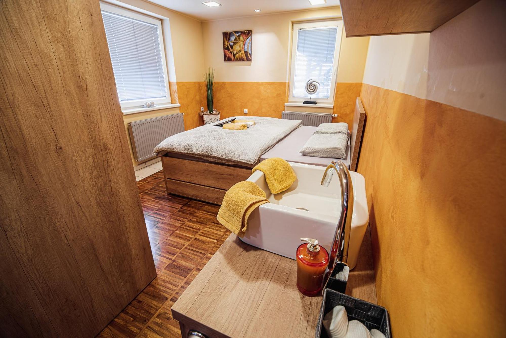 Apartment Lux Living Budic Near Terme Catez